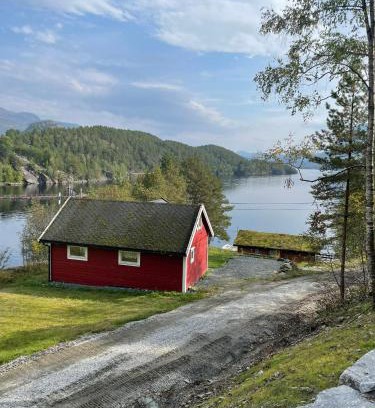 Flora Other | Hytte ved sjøen med båtutleige