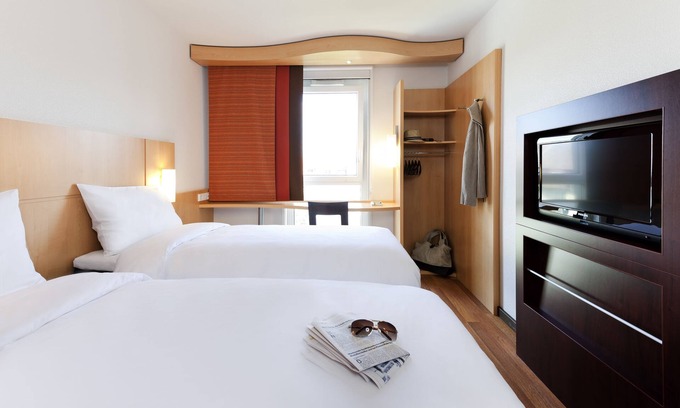Chaponnay Hotel | ibis Lyon Est Chaponnay