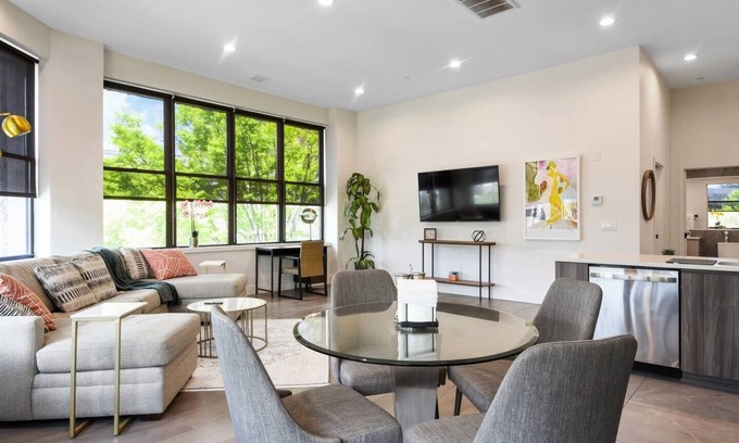 Orange Hotel | Iconic! 2BR Kind bed! 40 MIN NYC