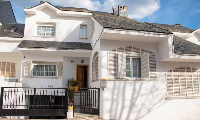 San Martin de Valdeiglesias Ski Chalet | Ideal for FAMILIES up to 15 People in San Martín de Valdeiglesias Madrid