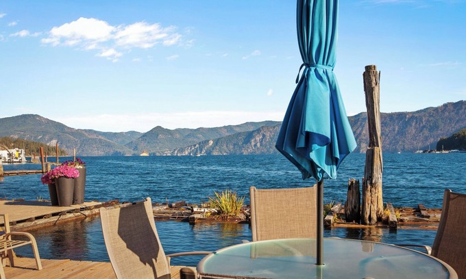 Bayview House | IdaBlu, a floating house with unobstructed views of the mountains and lake.