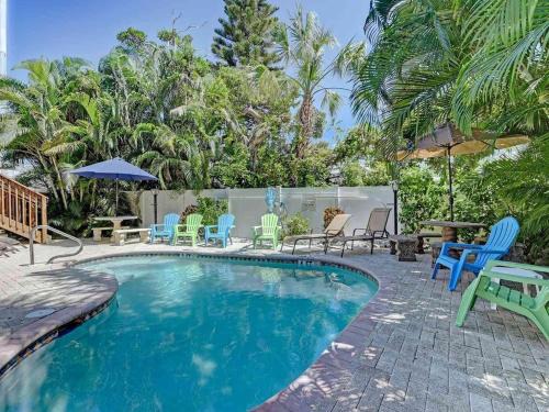 Bradenton Beach House | Ideal beach hideaway pool condo located between the island marina and beach