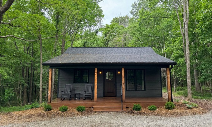 Carbondale Cabin | Ideal Couple's Wooded Retreat near Giant City Park