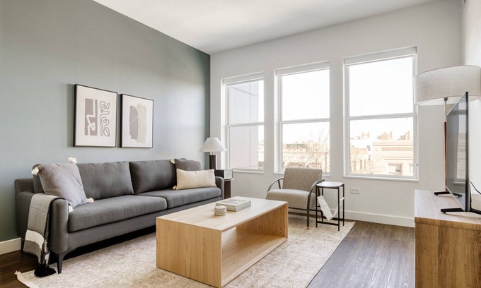 Elmhurst Apartment | Ideal Elmhurst 1BR w/Lounge, Pool & Gym nr Metra, by Blueground