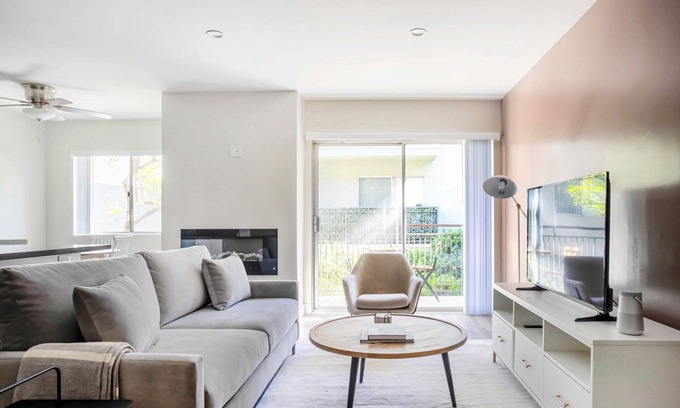 Encino Apartment | Ideal Encino 1BR w/W/D, Pool & Gym, nr Ventura Blvd, by Blueground