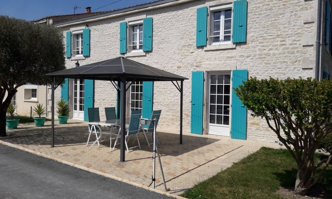 Saint-Hilaire-la-Palud Apartment | Ideal for visiting the marsh and relaxing with swimming pool, rowing boat, bicycles, park.