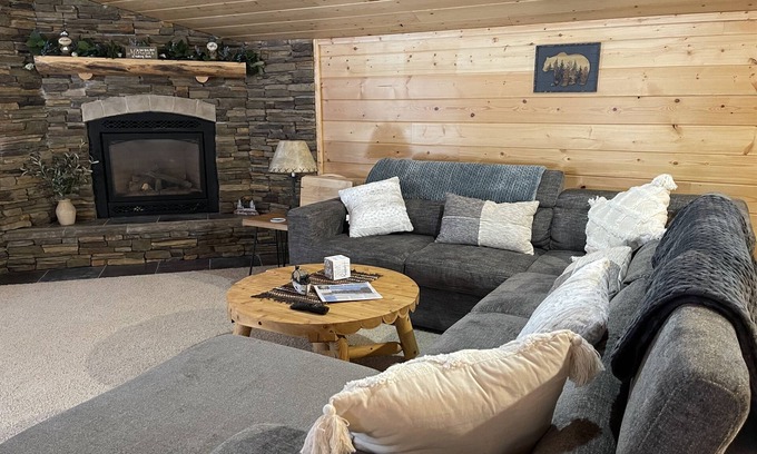 Island Park Cabin | Ideal for Adventure Seekers Huge garage! Sleeps 9 Close To Yellowstone