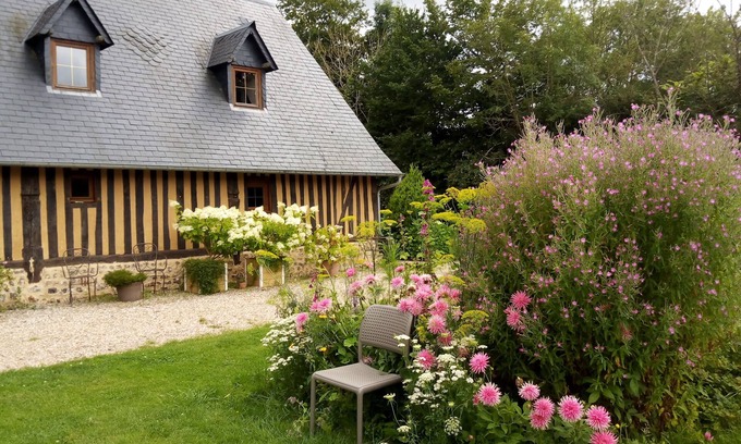 St-Cyr-de-Salerne Cottage | Ideal for 2 families (7-8 p.) Quiet, tree house, forest. 15% extra/week.