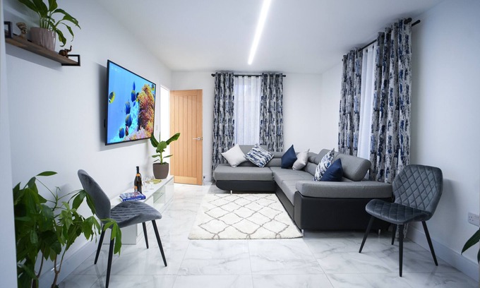 Bouvet Island House | Ideal for mid or long-term stays Dagenham.Modern 3 bedroom house, Parking/Garden