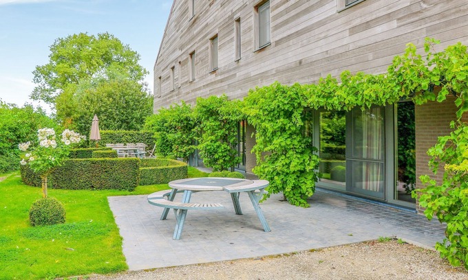 Alveringem House | Ideal Holiday Home in Gijverinkhove with Terrace, Garden