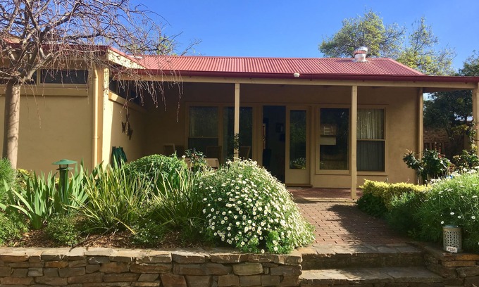 Strathalbyn Cottage | Ideal location to explore historic Strathalbyn, Wineries, good food and scenery