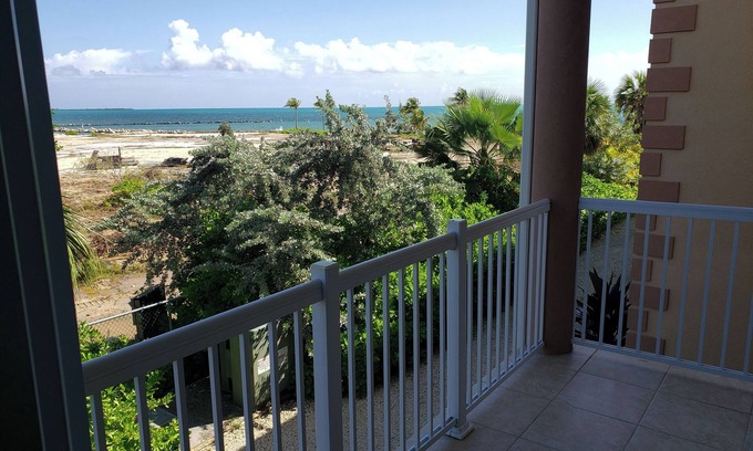 Crystal Harbour Apartment | Ideal Mix of Comfort and Value! Outdoor Pool, Free Parking, Pets Allowed