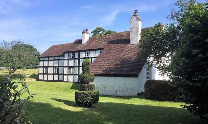 Severn Stoke House | Idyllic country getaway-5 Bedroom cottage on edge of the Cotswolds.