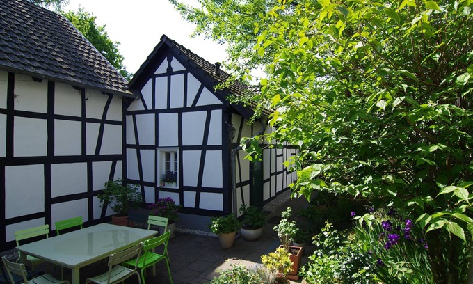 Neunkirchen-Seelscheid House | Idyllic, completely renovated half-timbered house in a listed courtyard