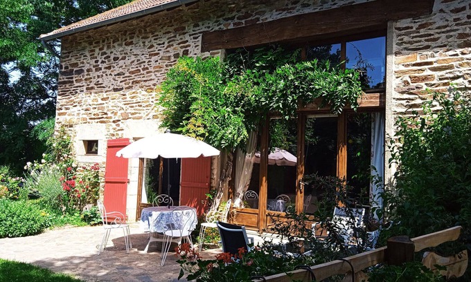 Vigoulant Cottage | Idyllic Farmhouse Retreat with Private Pool, Fishing Pond, and Family Amenities in Berry