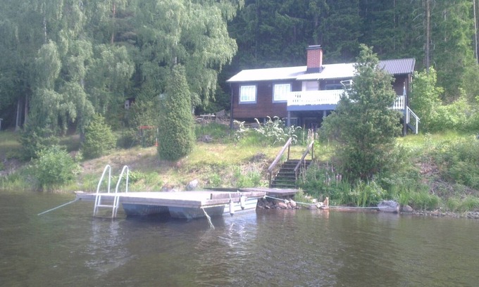 Karlstad Municipality House | Idyllic holiday home right on the lake in Värmland