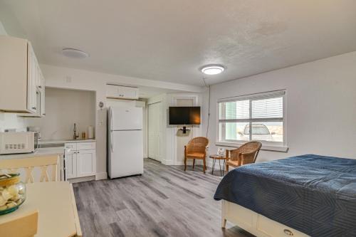 Pass-a-Grille Historic District Apartment | Idyllic Pass-A-Grille Studio - Walk to the Beach!