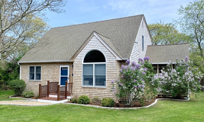 Katama House | Idyllic Vineyard House in Desirable Katama/Edgartown – Walk/Bike to Town/Beaches