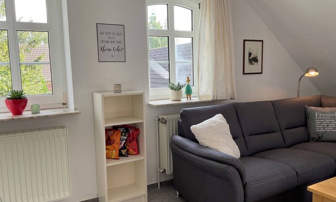 Brookmerland Apartment | Idyllically situated. 90m2 apartment for families + travelers up to 5 persons + garden + terrace near the North Sea π