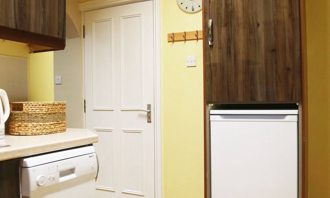Claddagh Apartment | Perfect! for doing Galway City - sleeps 2+, walk everywhere.