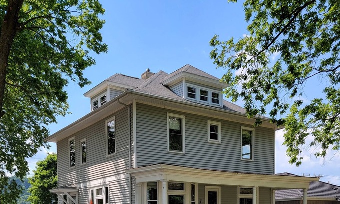 Guttenberg House | IKE'S RIVER HOUSE 2 only steps away from the Mississippi River