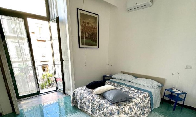 Torre Annunziata House | Il balcone sulla piazza