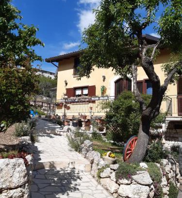 Castelvecchio Calvisio Bed & Breakfast | IL GIRASOLE