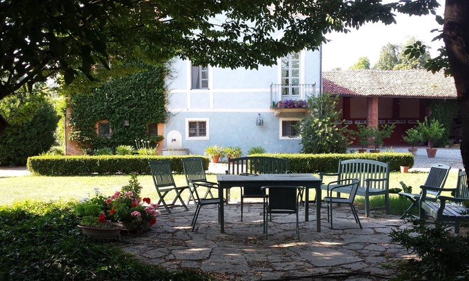 Savigliano Villa | "Il Palazzo" Self-contained apartment, large park, tennis court, small swimming pool