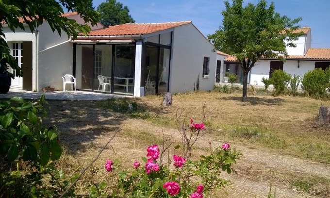 La Cotiniere Bed & Breakfast | Ile d'Oléron House 5pers.large garden with trees.1,5km Port Cotinière