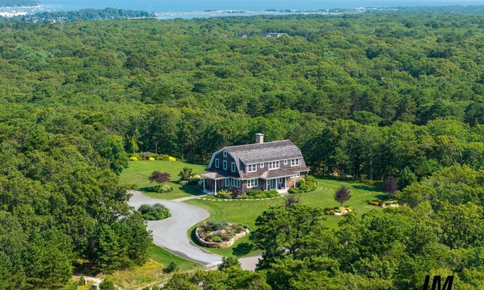 Lagoon Heights House | ILLUMINATION WEEK 8/16-8/23/25 ON MARTHA'S VINEYARD IS OPEN FOR BOOKING