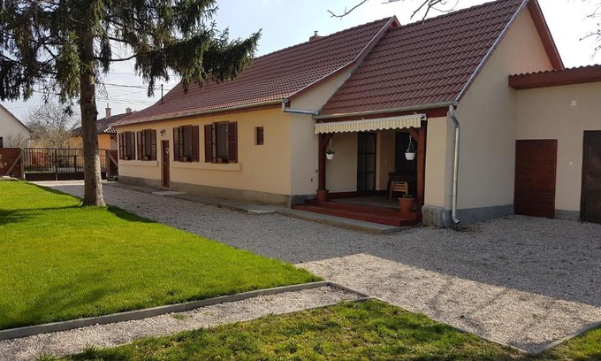 Gardony House | Ilona vendégház Dinnyés