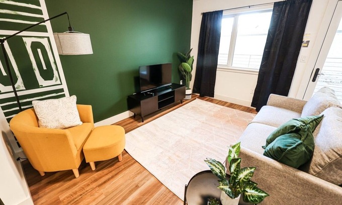 Brewerytown Apartment | Imagine a stylish escape in Glenwood, the epitome of urban luxury