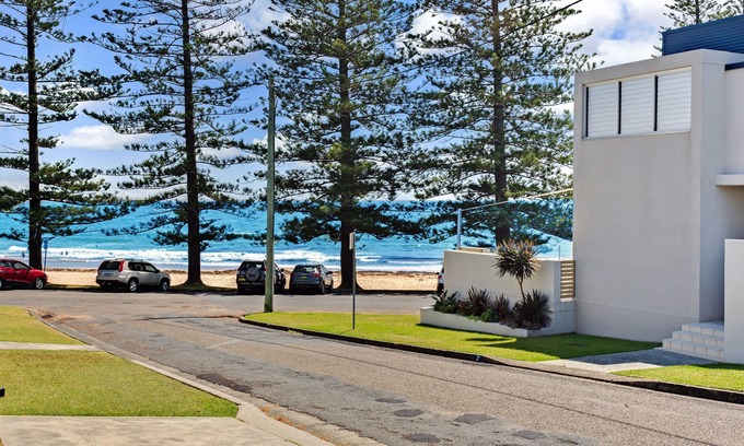 Black Head House | Imea Blue Welcome to the Beach House, Where Happiness Comes in Waves