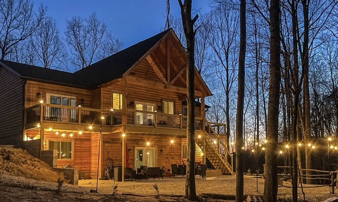 Athens Cabin | Immaculate 20 Person Lodge, close to Hocking Hills