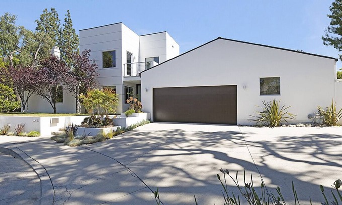 Bel Air House | Immaculate Architectural located on a cul-de-sac in Bel Air Park