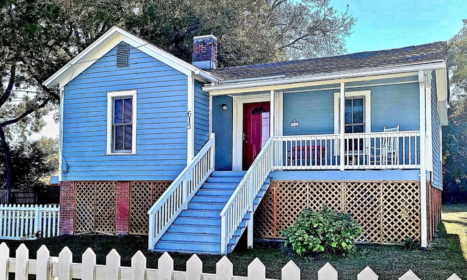 Washington Cottage | Immaculate Cottage in the Historic District. Quiet street, large fenced yard.