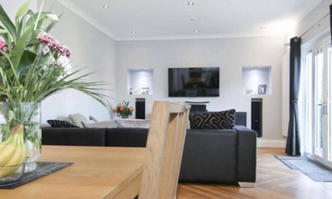 Bonnybridge House | Immaculate Family sized holiday home located 10mins from beachfront!