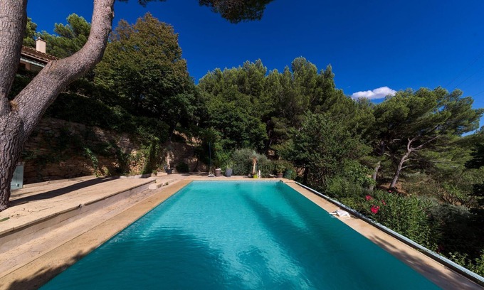 Salon-de-Provence Apartment | In a green setting 2 steps from the city center