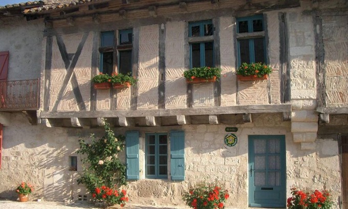 Monjoi House | In a listed village, half-timbered house overlooking a wooded valley