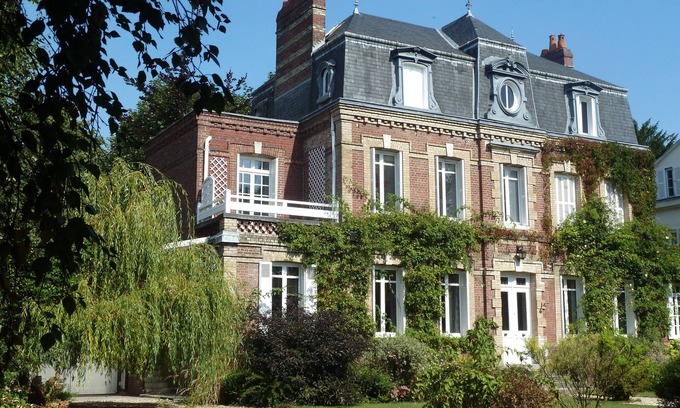 Gare-Jouvenet Cottage | In a walled garden in the heart of historic downtown
