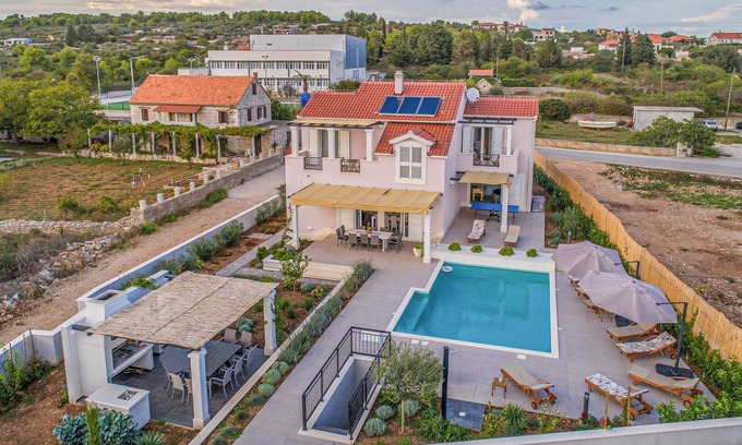Solta House | In the beautiful natural surroundings of the island of ?olta, in the village of Grohote, just a few