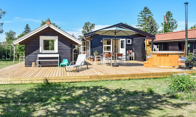 Skibby House | In the cozy cottage area of Vellerup, just a few minutes walk from the fjord, you will find this wel