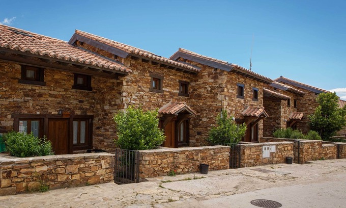 Horcajuelo de la Sierra Ski Chalet | In the Rajalhondo house you can enjoy a front patio with barbecue and garden furniture