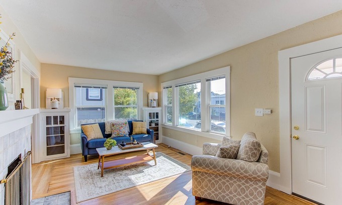 Upper Telegraph House | In the Heart of Berkeley, CA! Charming 2BR Home