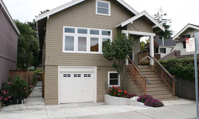 Elmwood House | In the Heart of Elmwood-Location is Everything! Discount for stays of 3-4 months