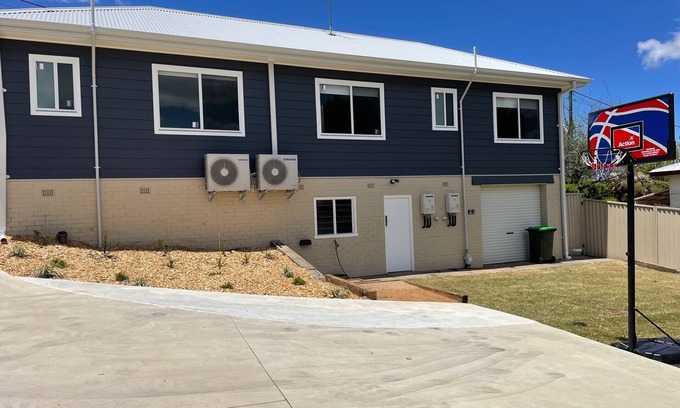 Katoomba House | In The Heart Of Katoomba 1 bedroom Semi house
