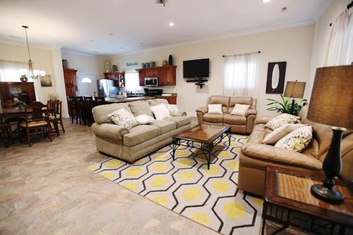 Ashley Oaks House | In the HEART of Knoxville3BR 2BA Sleeps 10