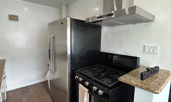 Alamitos Beach Condo | In the heart of Long Beach- Ocean Blvd! Close to Queen Mary & Shoreline Village!