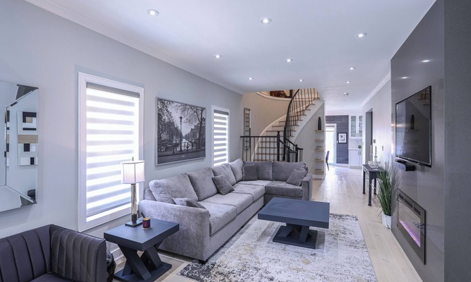 Vaughan House | In the Heart of Vaughan minutes to Vaughan Mills Shopping Center 1 Parking