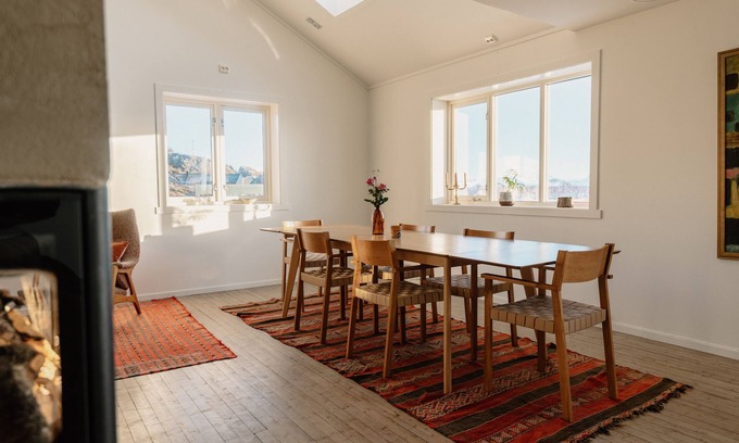 Vestvagøy Apartment | In the middle of Lofoten! Unique and spacious dockside apartment.